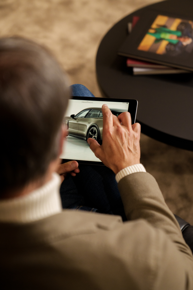 Michael Mauer using the Porsche configurator on a tablet