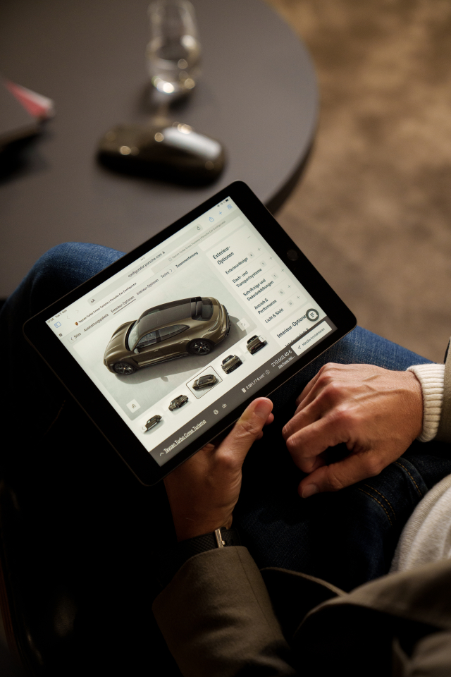 Michael Mauer using a Porsche configurator on a tablet