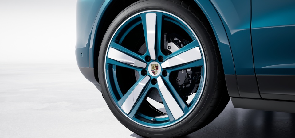 22-inch Exclusive Design Sport wheels painted in exterior colour