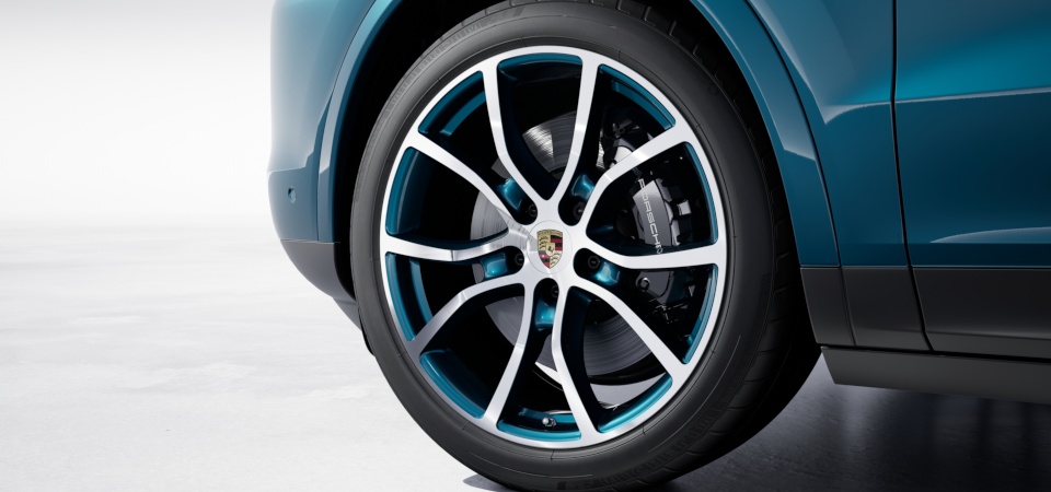 21-inch Cayenne Exclusive Design wheels painted in exterior colour