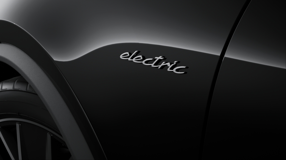 银色涂漆车型标记和 “electric” 标志