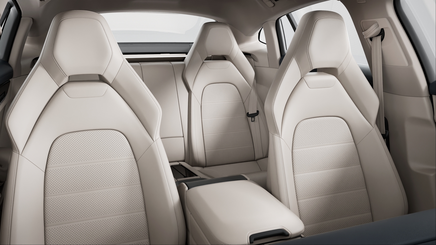 Two-tone leather interior in Darknightblue and Chalk Beige, smooth-finish leather