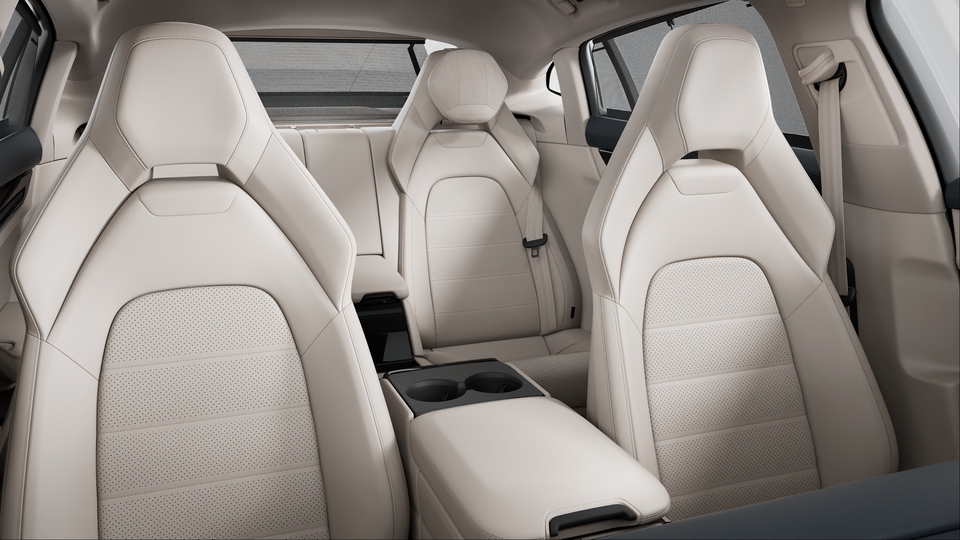 Two-tone leather interior in Darknightblue and Chalk Beige, smooth-finish leather