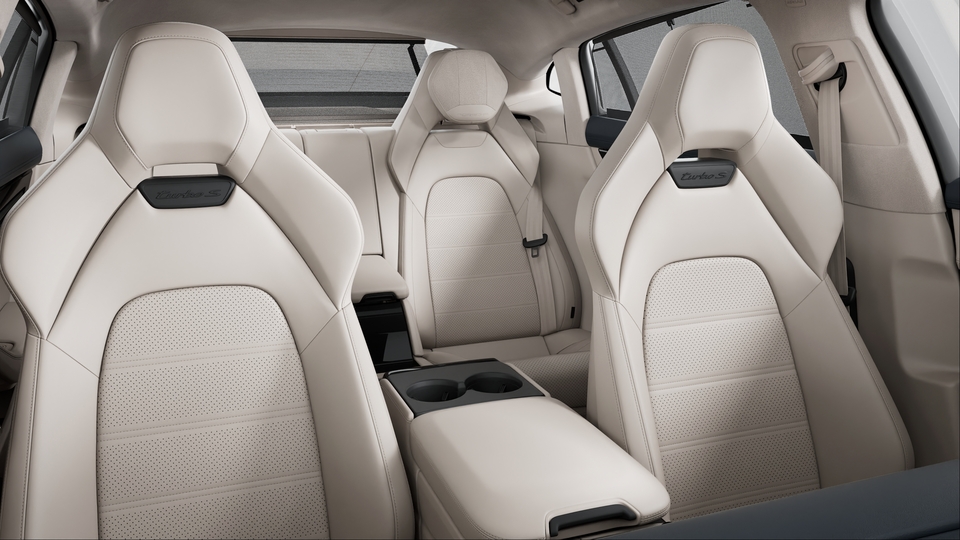 Two-tone leather interior in Darknightblue and Chalk Beige, smooth-finish leather