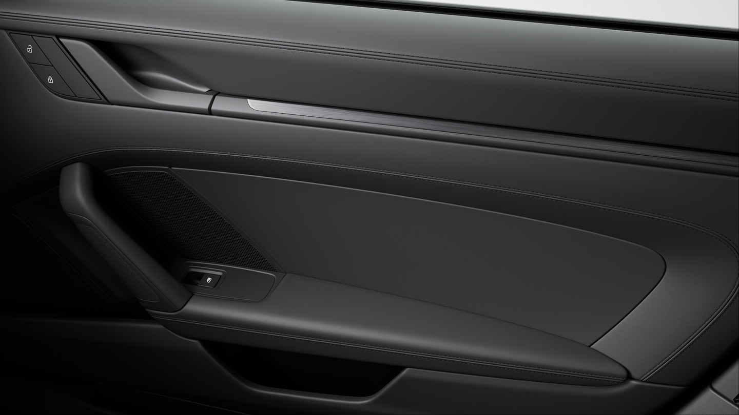 带大量真皮部件的 Sport-Tex 格子呢面料内饰组件