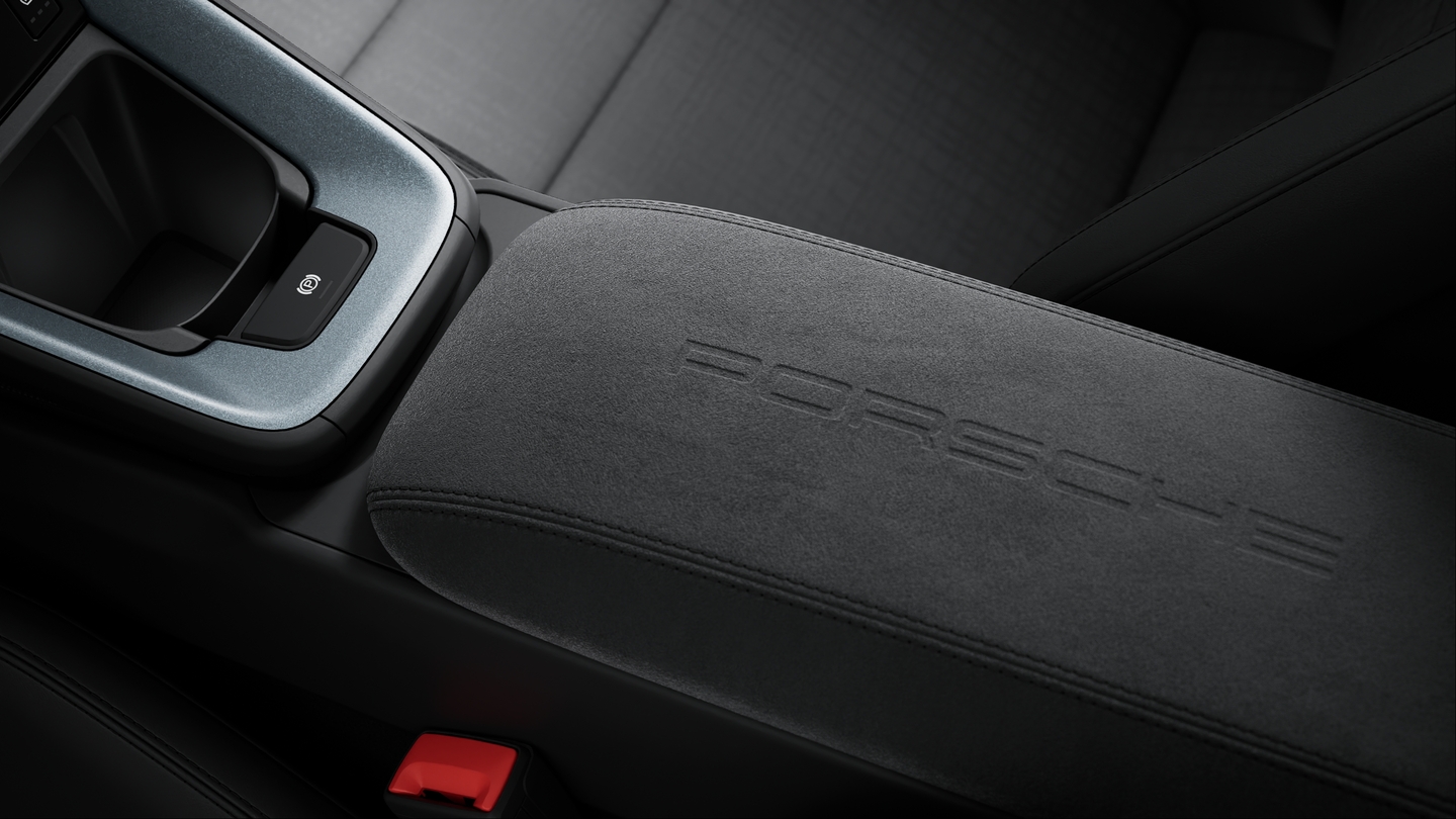 带 “PORSCHE” 标志的 Race-Tex 面料储物箱盖