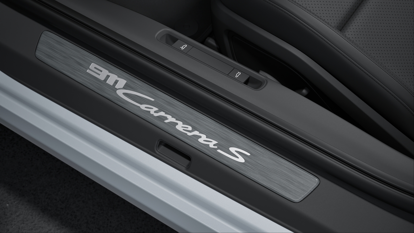 Door sill guards in aluminium with model designation