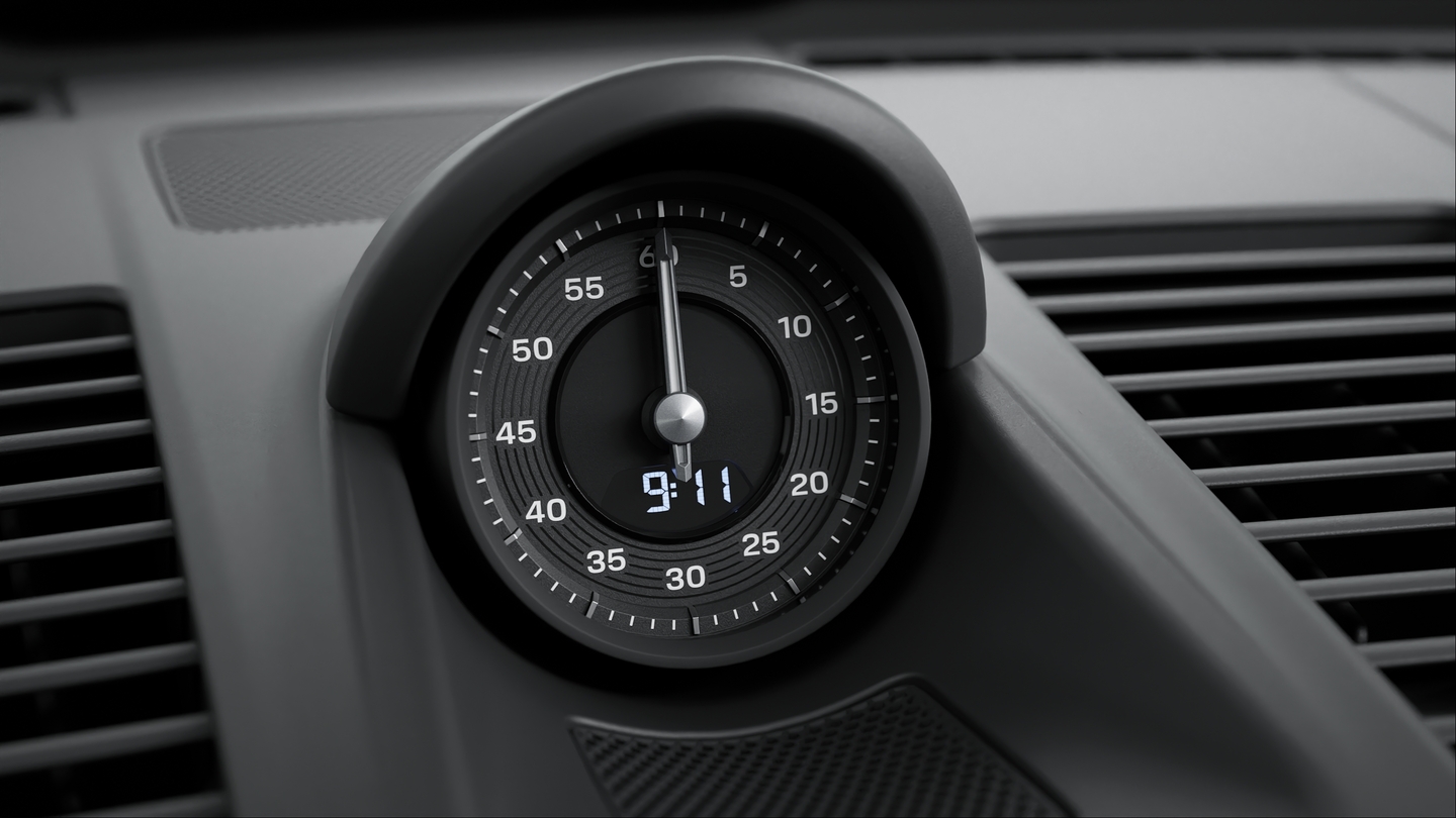 包含保时捷赛道助手应用程序和轮胎温度显示的 Sport Chrono 组件