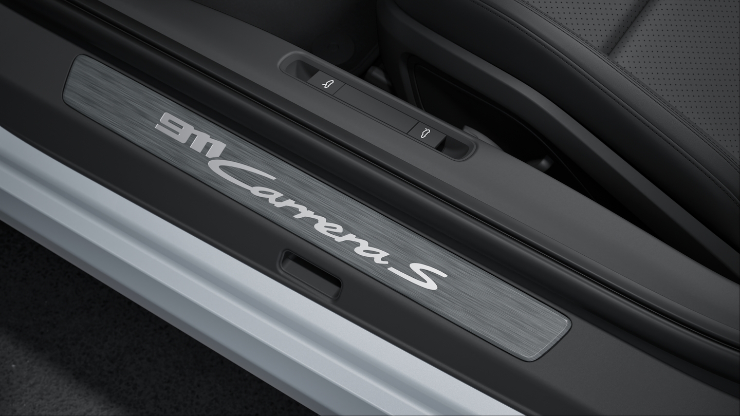 Door sill guards in aluminium with model designation