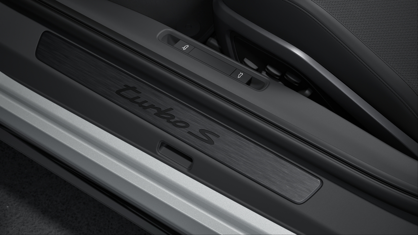 Door sill guards in brushed aluminum in Black with model designation