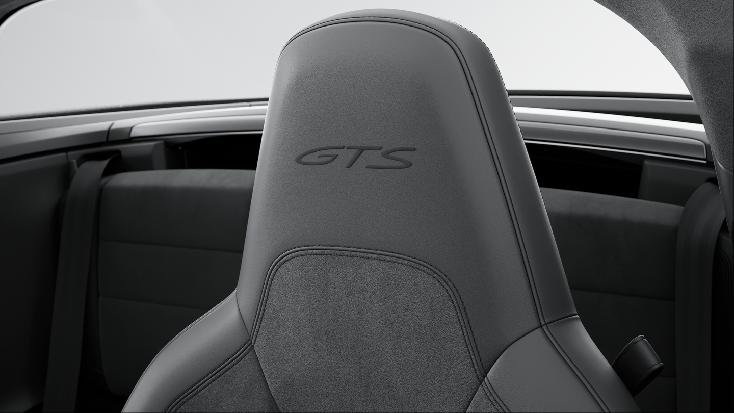 包含大量真皮部件的 Race-Tex 面料内饰组件