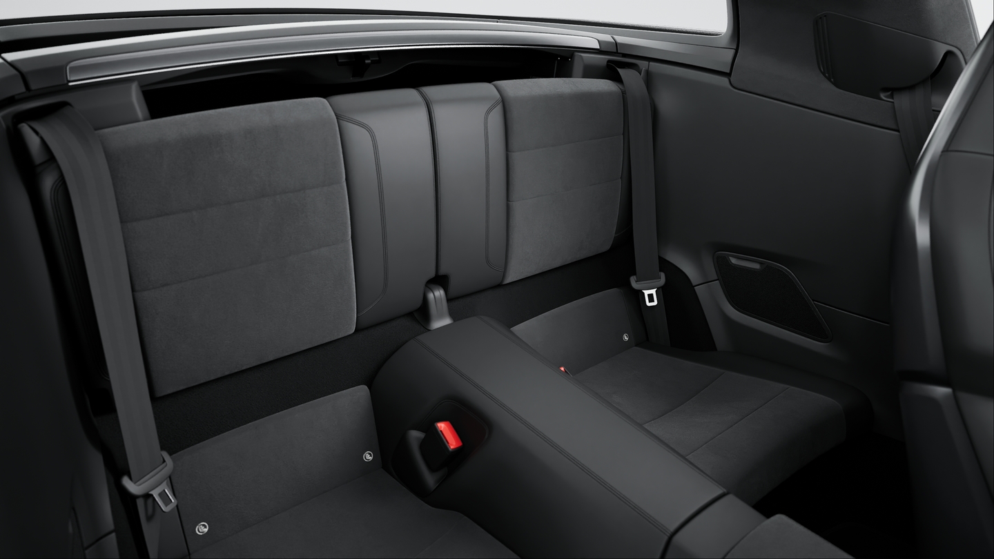 包含大量真皮部件的 Race-Tex 面料内饰组件