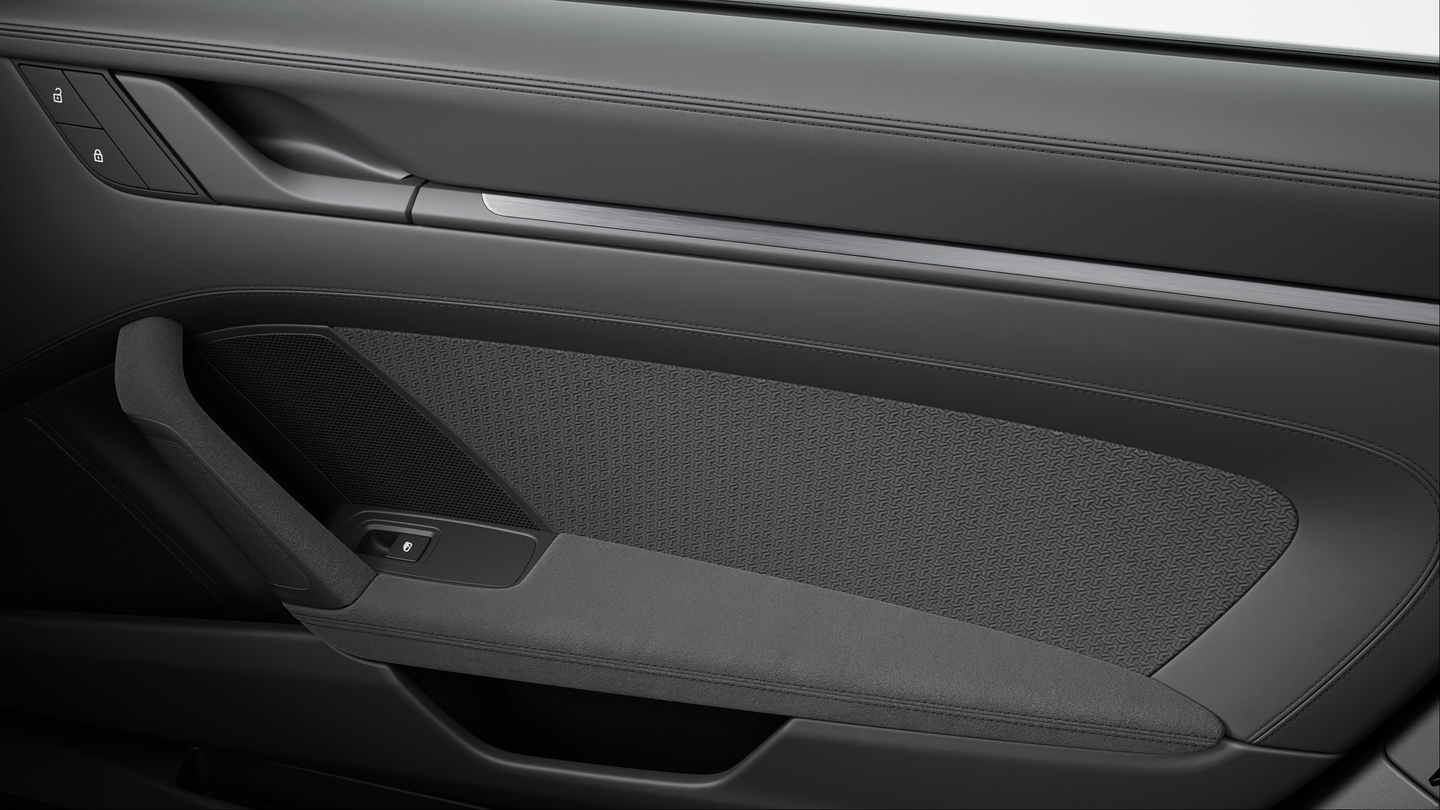 包含大量真皮部件的 Race-Tex 面料内饰组件