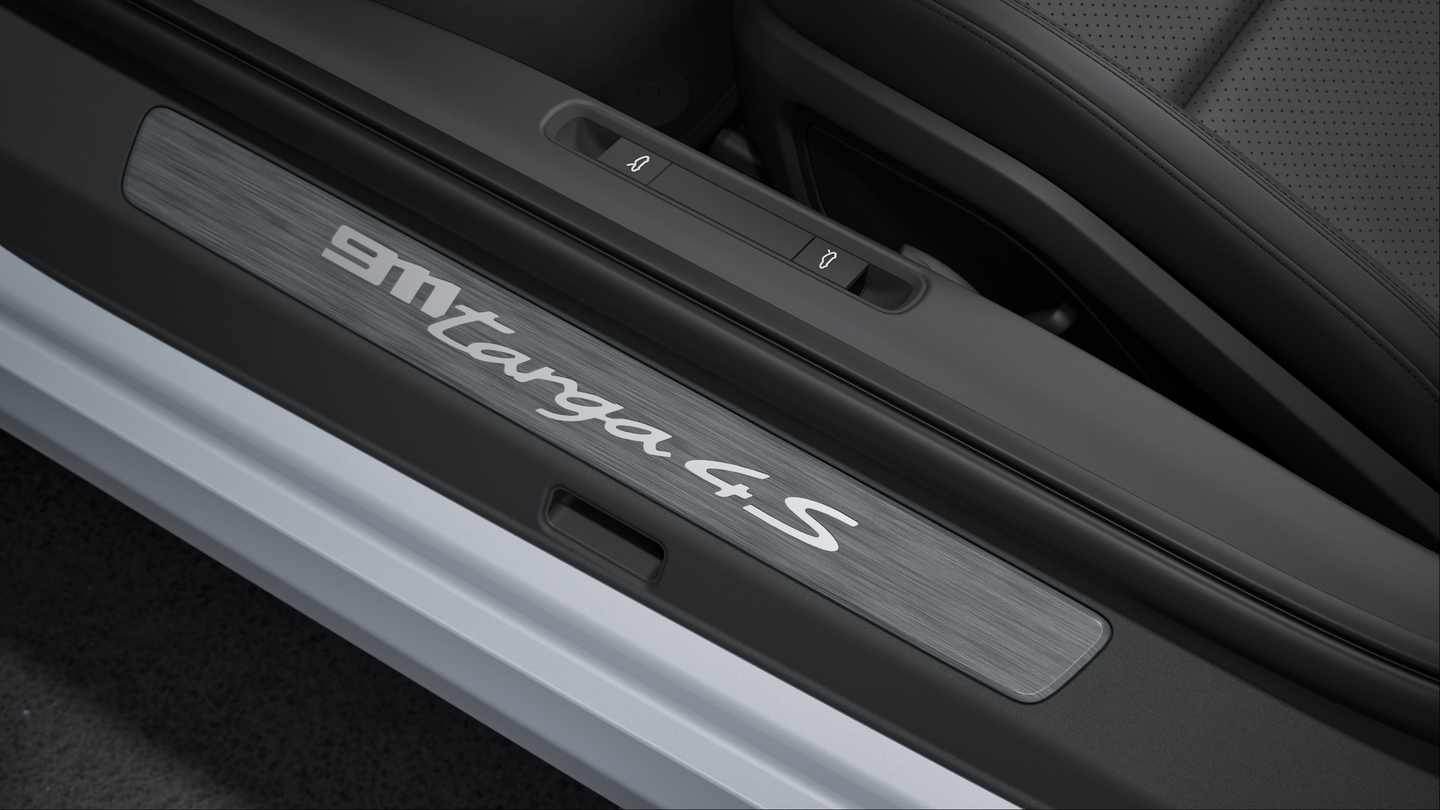 Door sill guards in aluminium with model designation