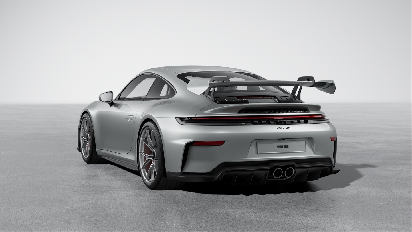 带 “PORSCHE” 标志的条形尾灯