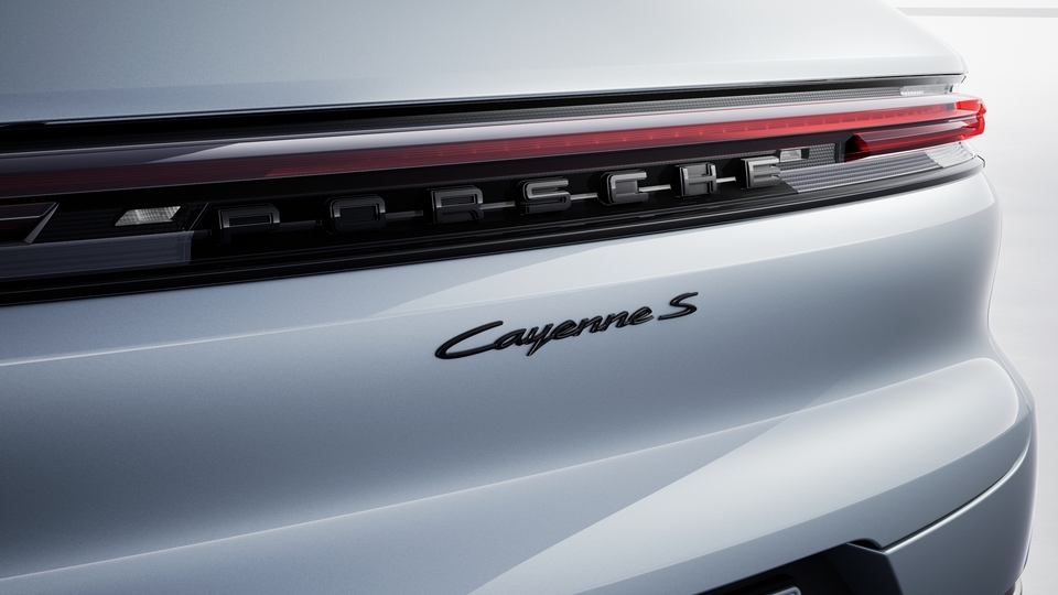 'PORSCHE' logo painted in Black (high gloss) and model designation painted in Black (high gloss)