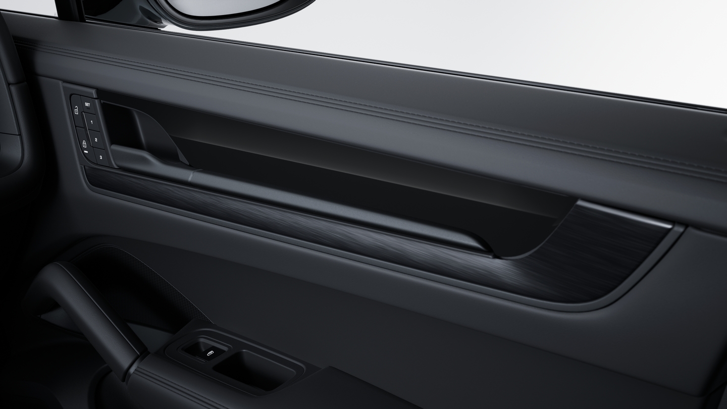 Interior trim in Black brushed aluminium