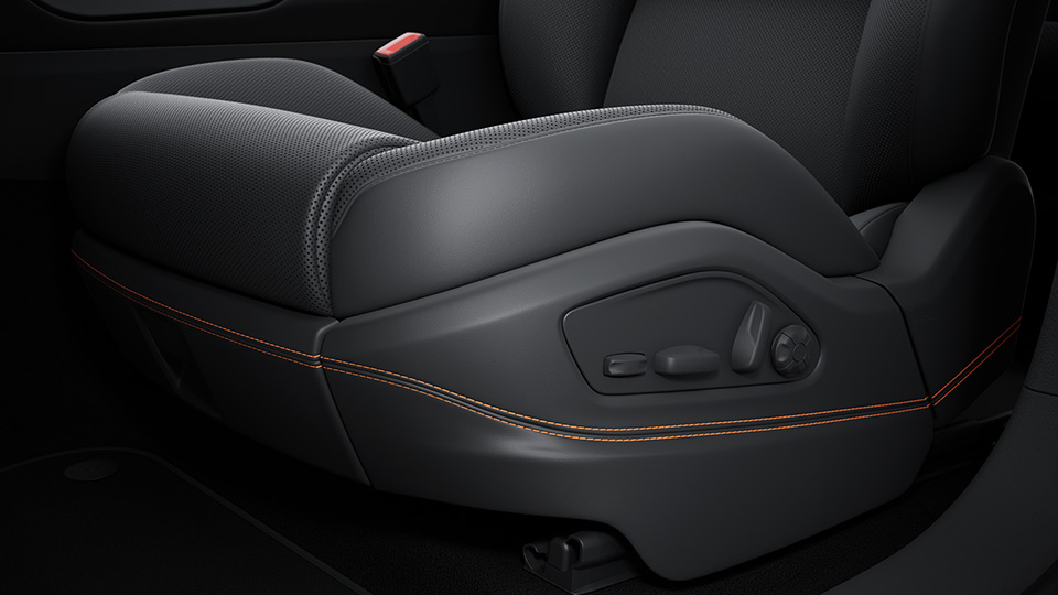 Seat consoles leather front and rear with coloured decorative stitching