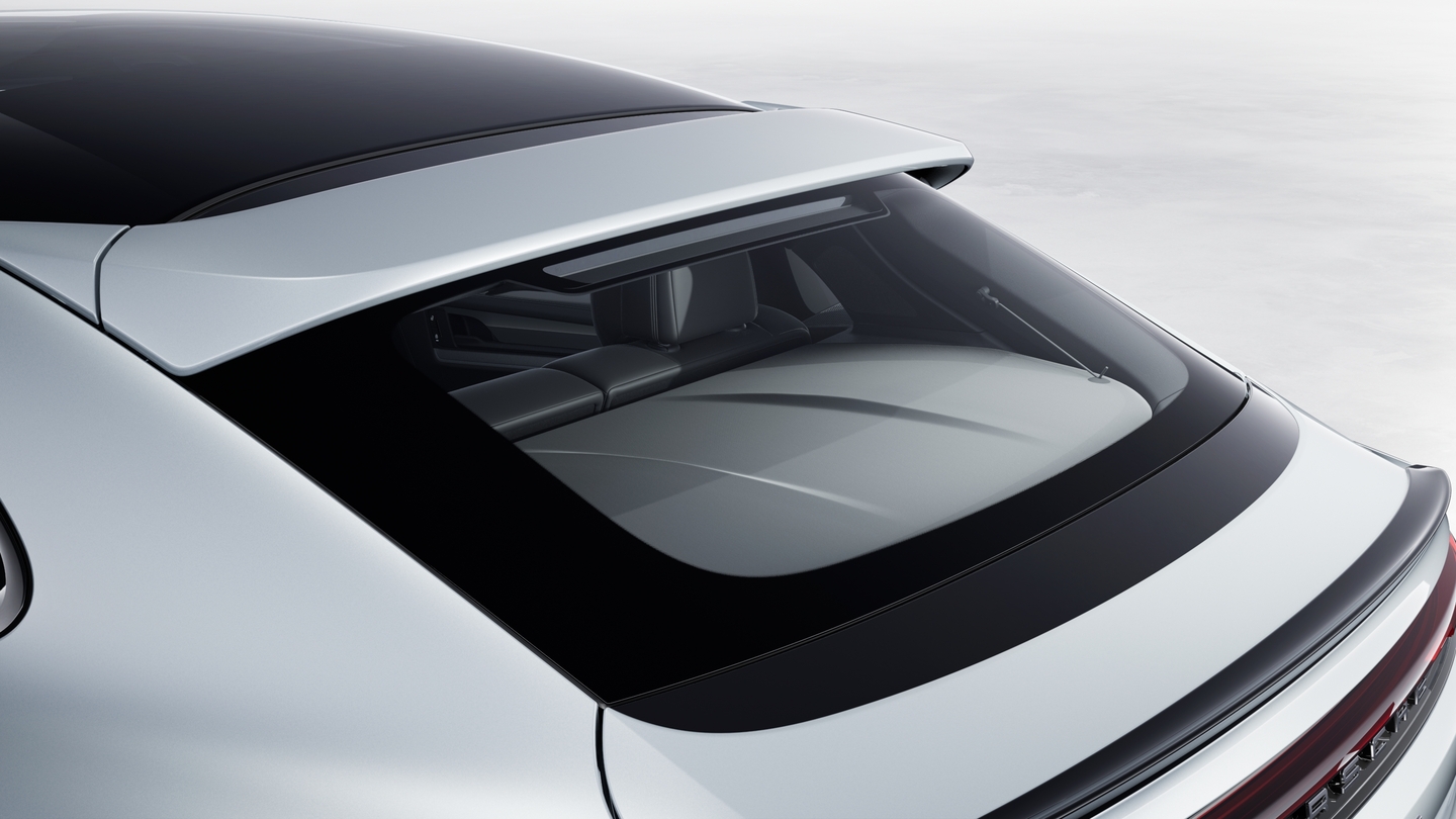 Roof spoiler in exterior color