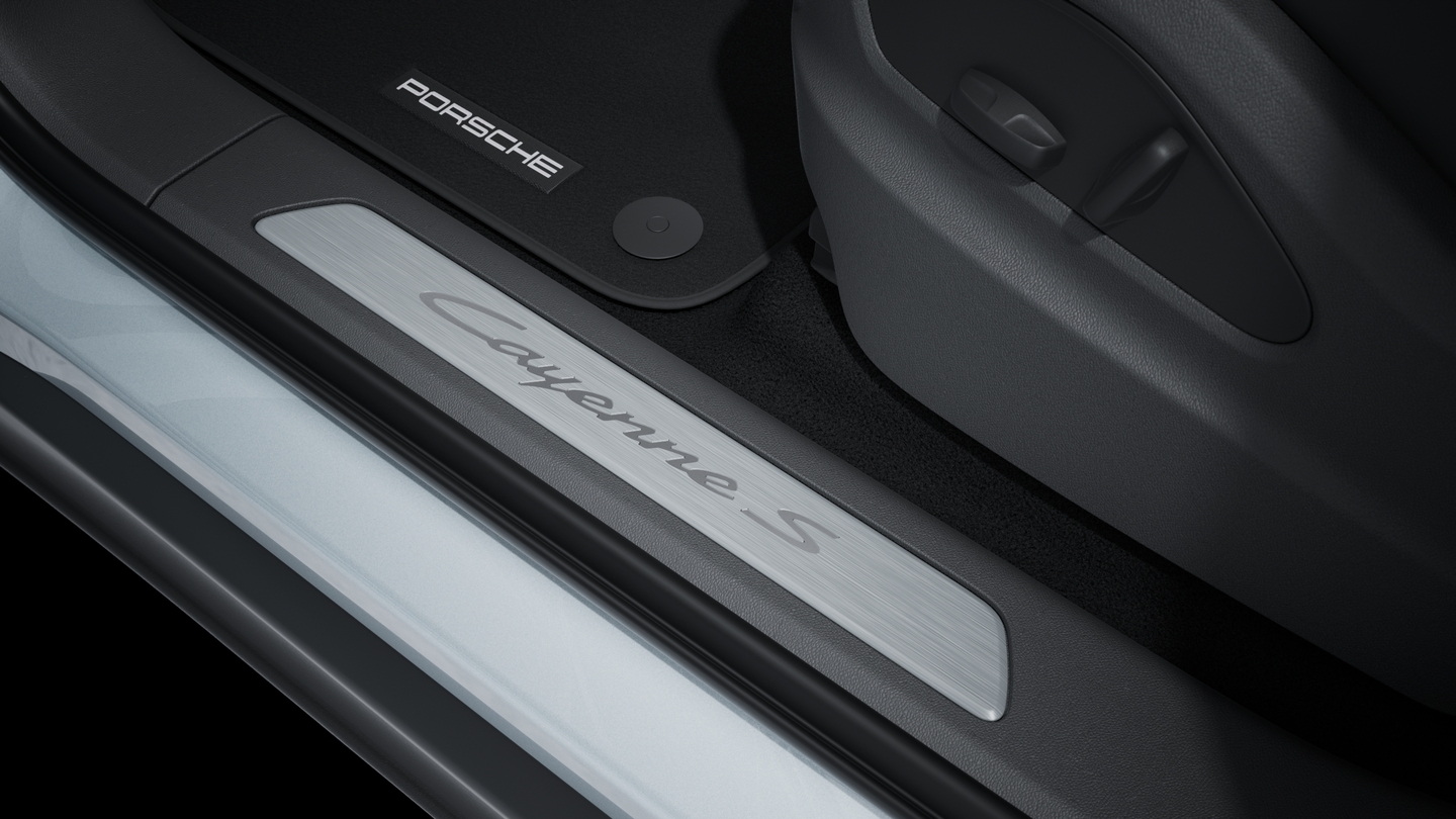 Door sill guards in aluminium with model designation