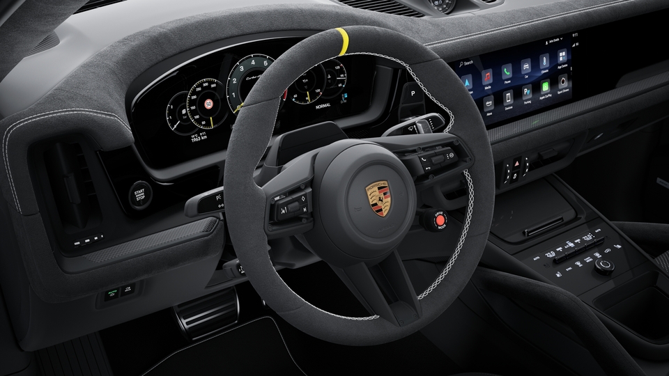 轮圈采用 Race-Tex 面料的加热式 GT 运动型方向盘，12 点钟位置带有竞速黄标记，采用对比色缝线