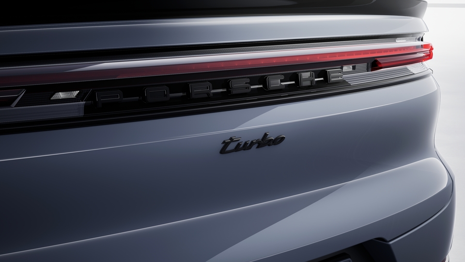 Model designation on tailgate in Black (satin-gloss) with border in Black