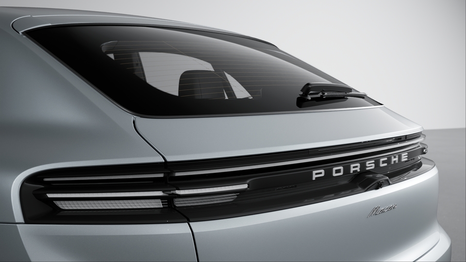 Rear wiper trim painted in Black (high-gloss)