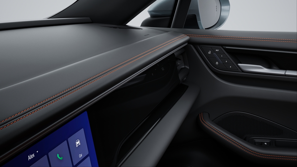 Interior trim package with decorative stitching and seat centres in leather in contrasting colour