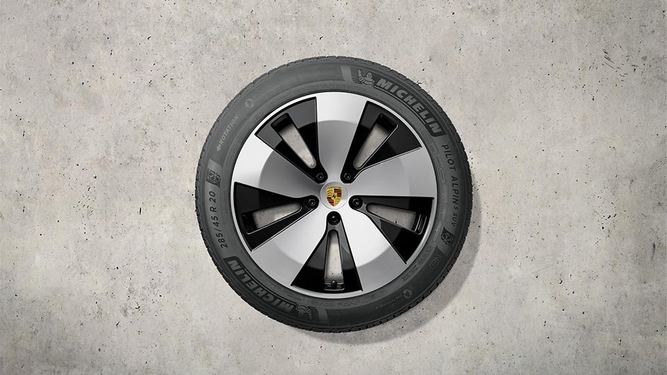 20-inch Macan winter wheel-and-tyre set painted in black (high-gloss)