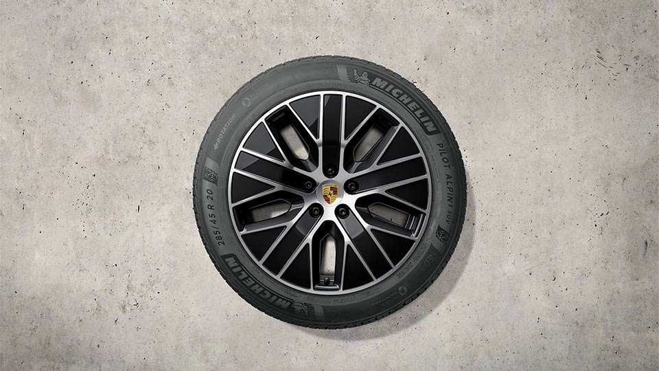 20-inch Macan S winter wheel-and-tyre set painted in black (high-gloss)