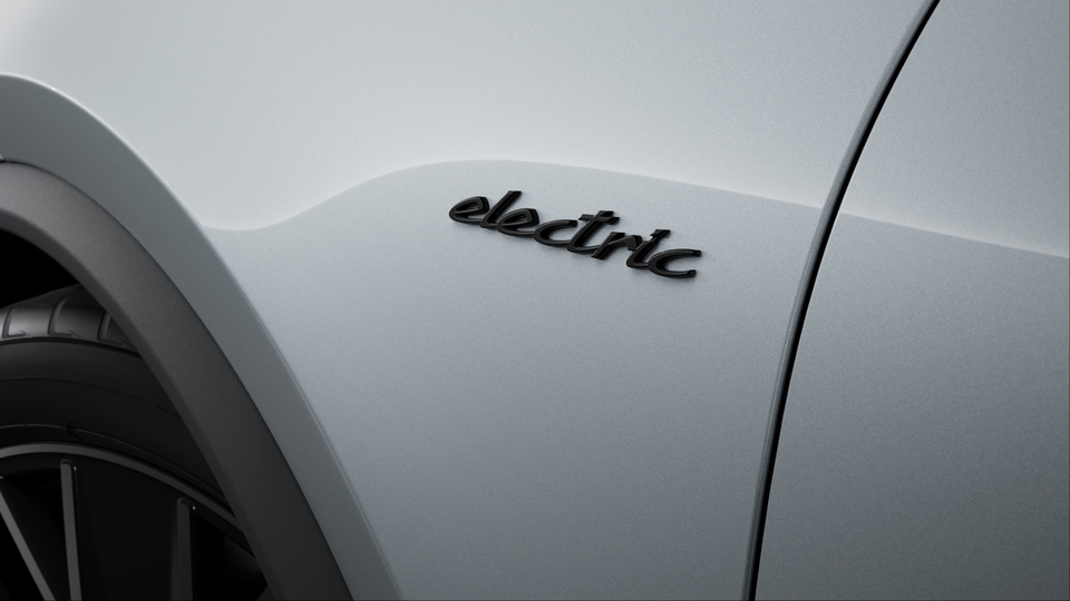 Model designation and ‘electric’ logo painted in Black (high-gloss)