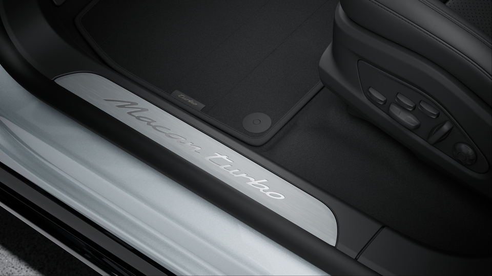 Door sill guards brushed aluminium with 'Macan turbo' designation
