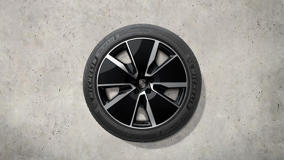 21-inch Macan Turbo winter wheel-and-tyre set painted in black (high-gloss)