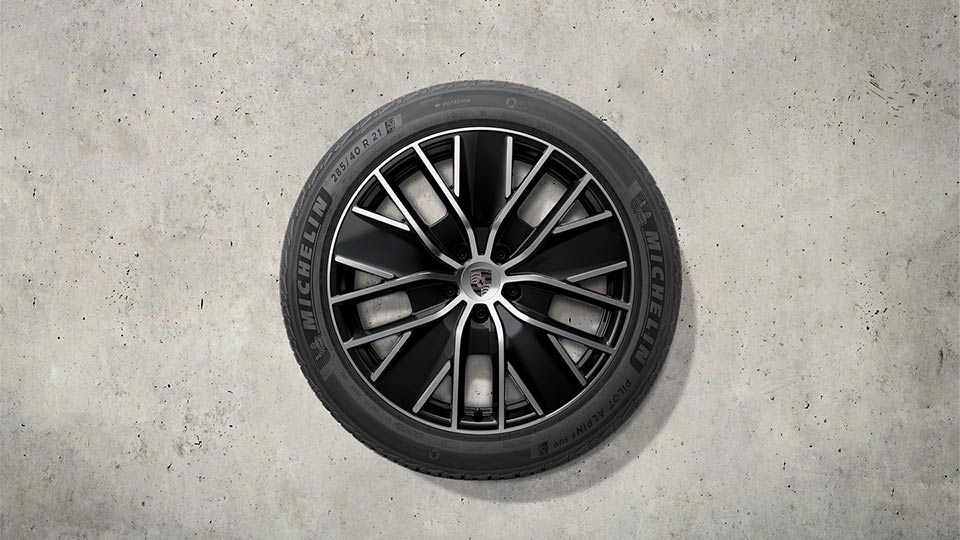 21-inch Macan design winter wheel-and-tyre set painted in black (high-gloss)