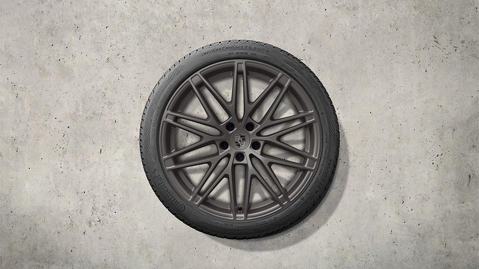 22-inch RS Spyder design winter wheel-and-tyre set, painted in Turbonite
