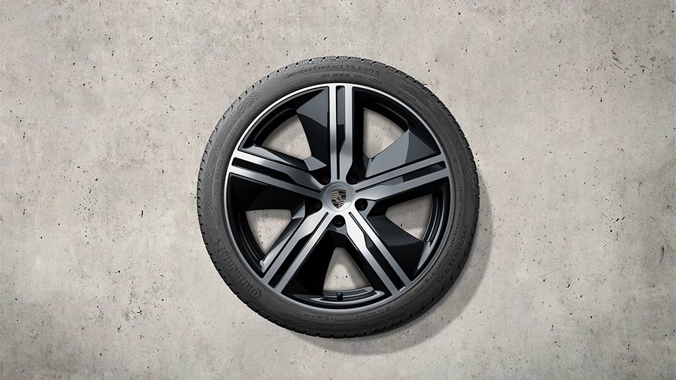 22-inch Macan exclusive design winter wheel-and-tyre set, painted in black (high-gloss)