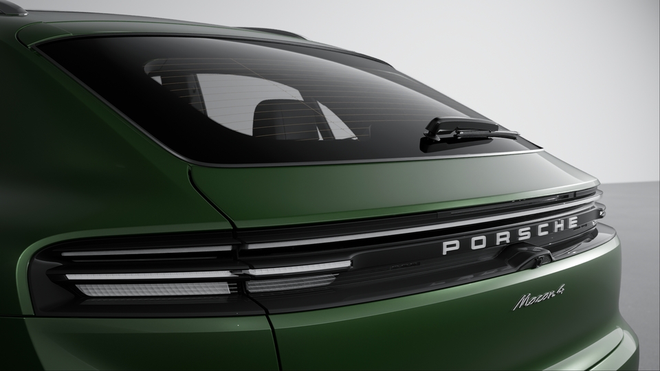 Rear wiper trim painted in Black (high-gloss)