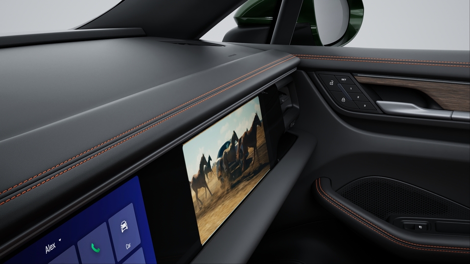 Interior trim package with decorative stitching and seat centres in leather in contrasting colour
