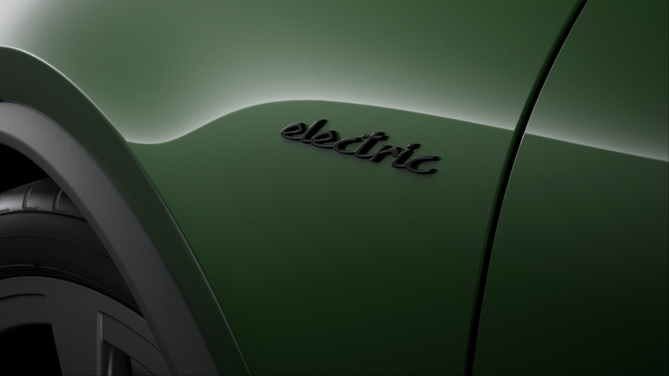 Model designation and ‘electric’ logo painted in Black (high-gloss)