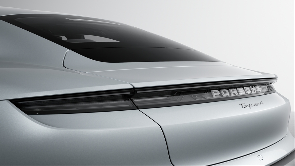 带 “PORSCHE” 标志的条形尾灯