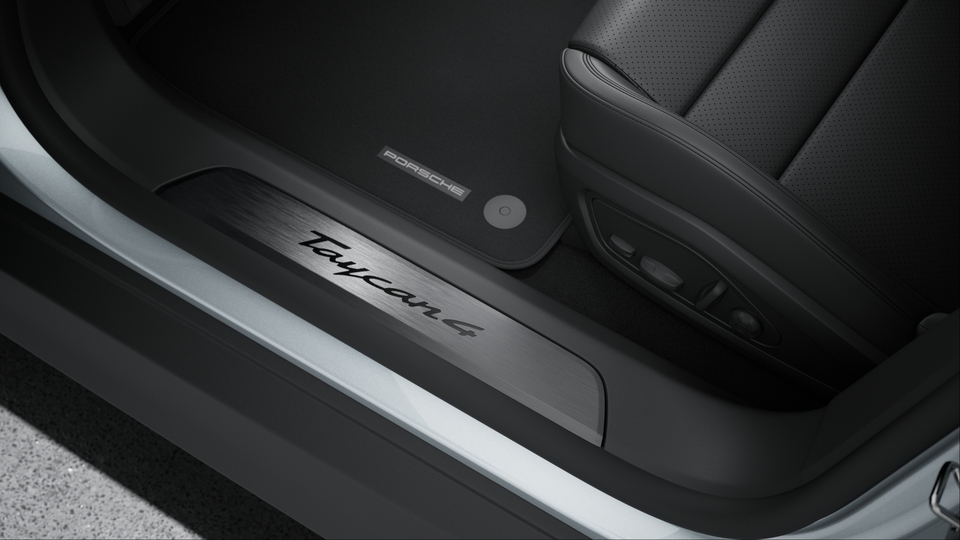 Door sill guards brushed aluminium in Black