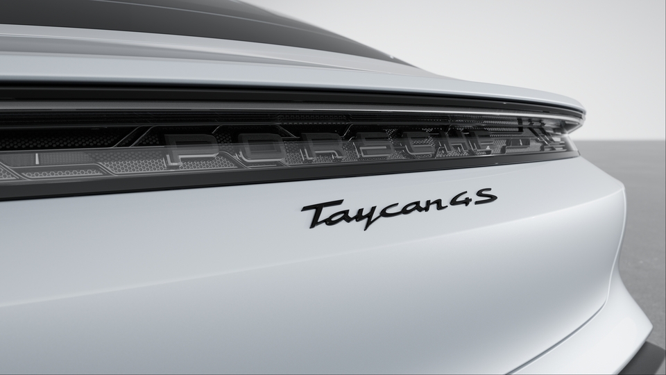 Model Designation and ‘electric’ logo in High Gloss Black