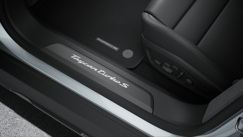 Door-Sill Guards in Matte Carbon Fibre, illuminated