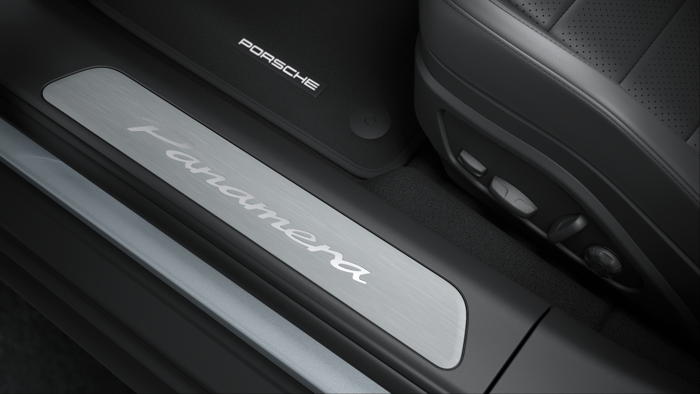 Door sill guards in aluminium with model designation