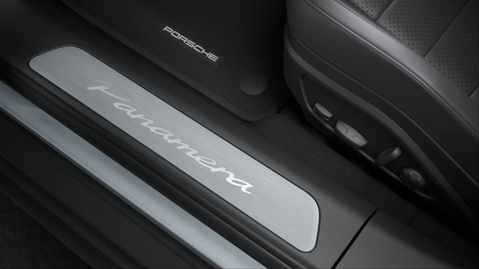 Door sill guards in aluminium with model designation