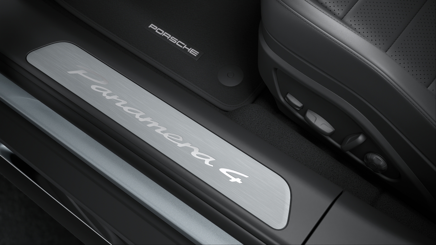Door sill guards in aluminium with model designation