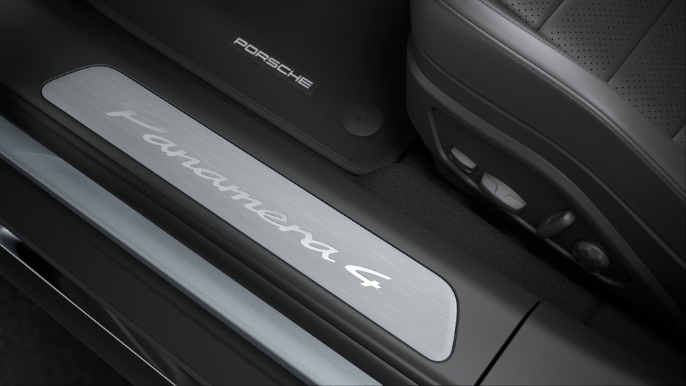 Door sill guards in aluminium with model designation