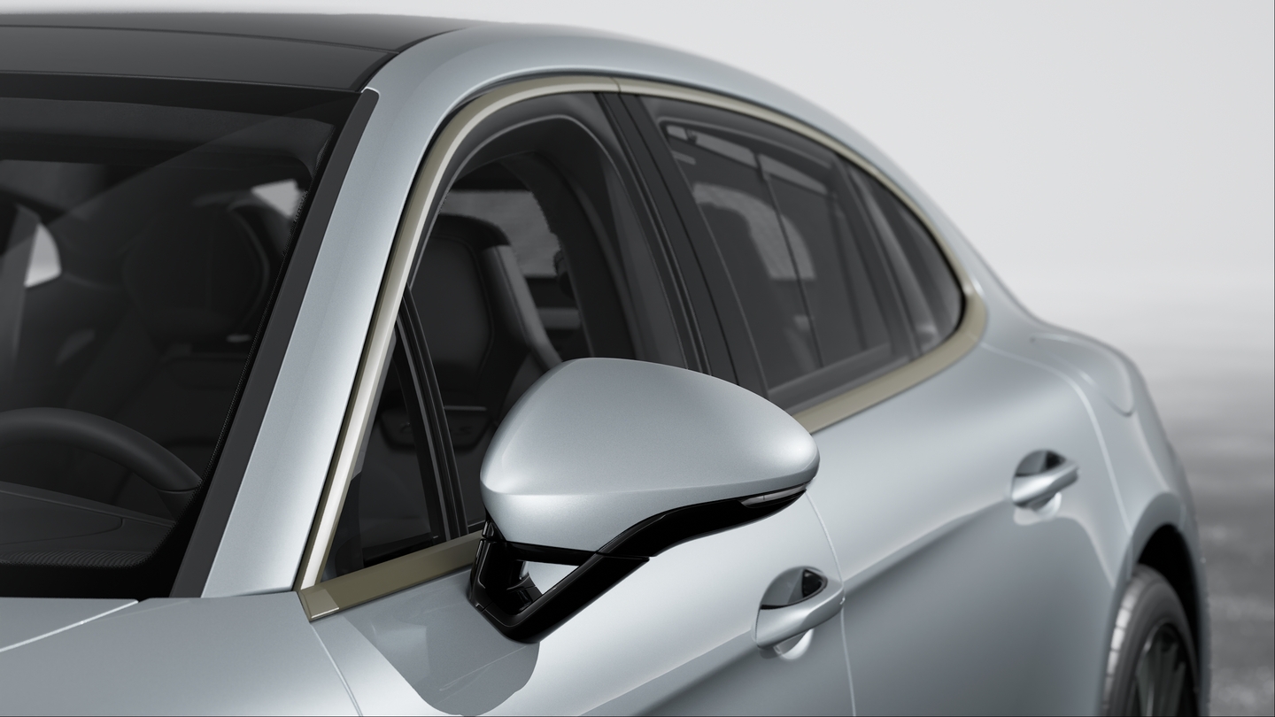 Exterior Mirror Lower Trims painted in Exterior Colour including Mirror Base painted in Black (high-gloss)