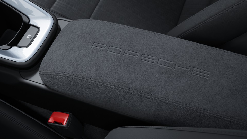 Race-Tex 面料储物箱盖上的 “PORSCHE” 标志