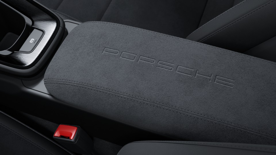 Race-Tex 面料储物箱盖上的 “PORSCHE” 标志